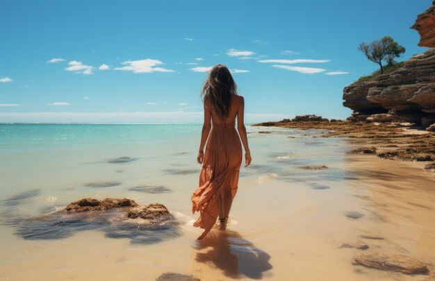 Foto mujer caminando por la playa romántica