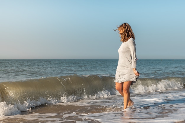 Mujer caminando por la playa