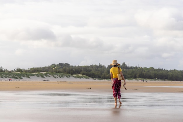 Mujer caminando por la playa