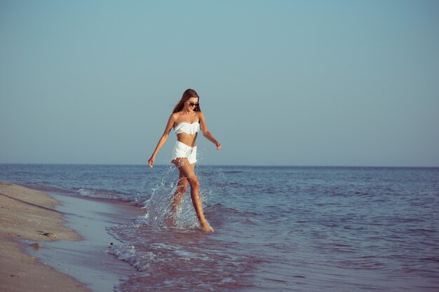 Mujer caminando por la playa