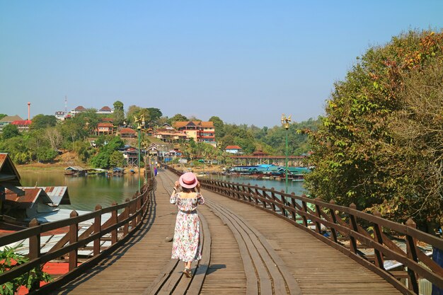 Mujer caminando por el puente de Mon, el puente de madera más largo de Tailandia en el distrito de Sangkhlaburi