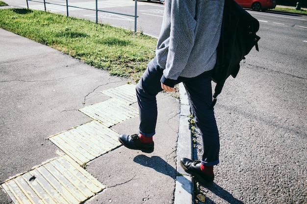 Mujer caminando por el sendero