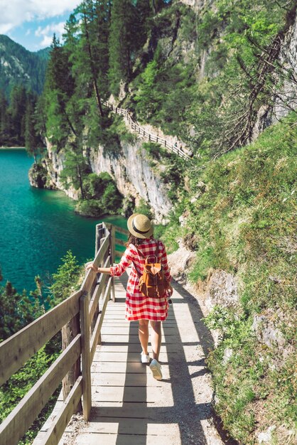 Mujer caminando por senderos alrededor del lago braies en italia dolomitas montañas actividad ocio estilo de vida