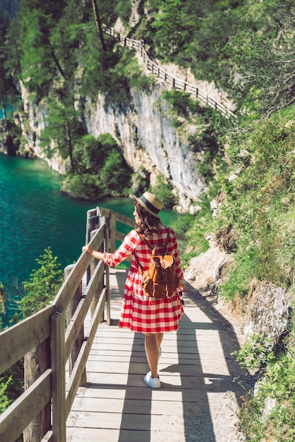 Mujer caminando por senderos alrededor del lago braies en italia dolomitas montañas actividad ocio estilo de vida