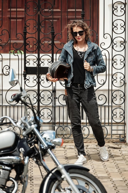 Mujer Caminando Hacia Su Motocicleta