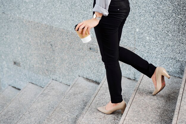 Mujer caminando con taza de café