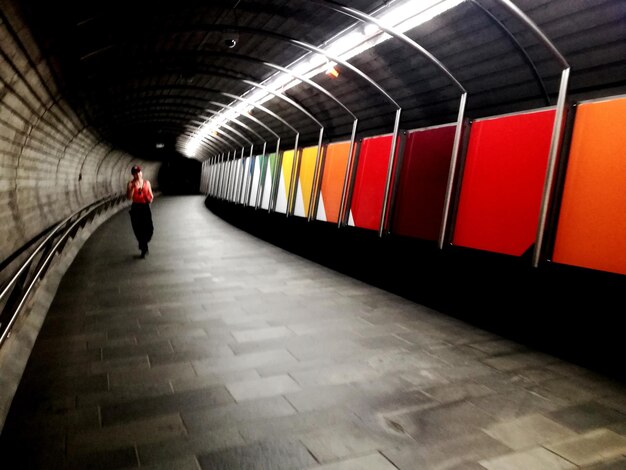 Mujer caminando en un túnel iluminado