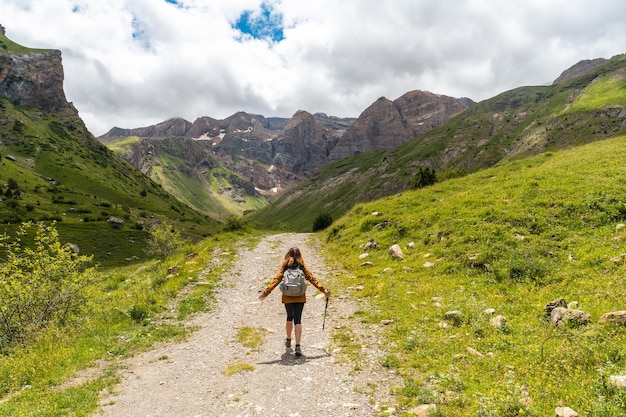 Una mujer caminante con una mochila en la caminata en el valle de Ripera Panticosa en los Pirineos