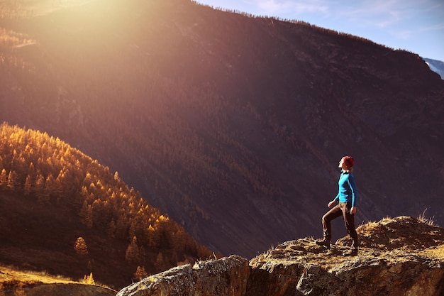 Mujer caminante con mochila en la roca de una montaña y disfrutando del amanecer. Viajes Estilo de vida éxito concepto aventura vacaciones activas al aire libre montañismo deporte