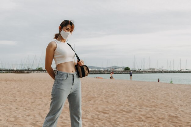 Mujer caminar por la playa en concepto de verano de vacaciones de verano