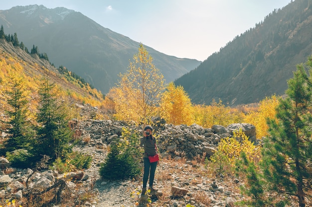 Mujer caminata a través de la montaña y la hermosa naturaleza del bosque.