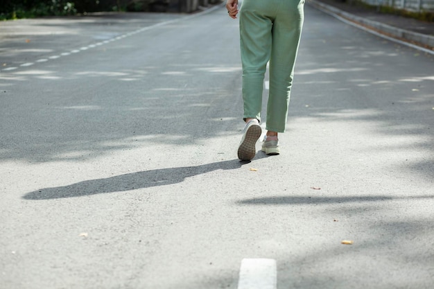 mujer en camino