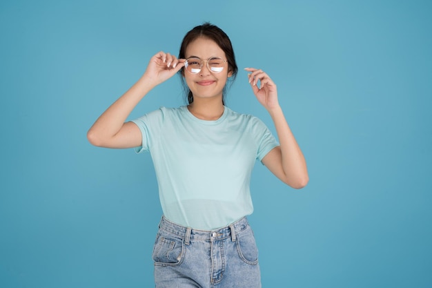 Una mujer con una camisa azul sonríe en varias poses mirando a la cámara.