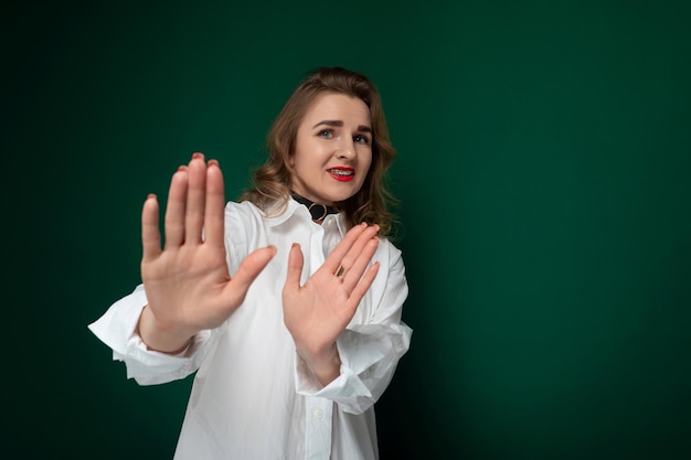 Mujer con camisa blanca y corbata negra