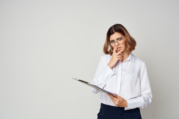 mujer con camisa blanca documentos de trabajo profesional oficial foto de alta calidad