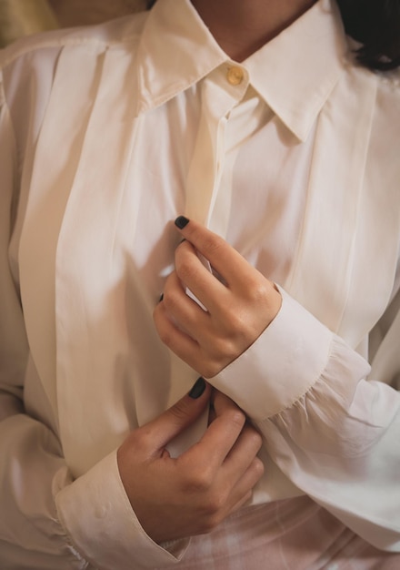 Mujer con camisa blanca de manga larga con cuello Foto