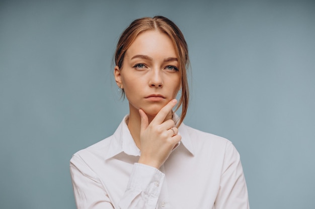 Mujer con camisa blanca mostrando emociones en azul