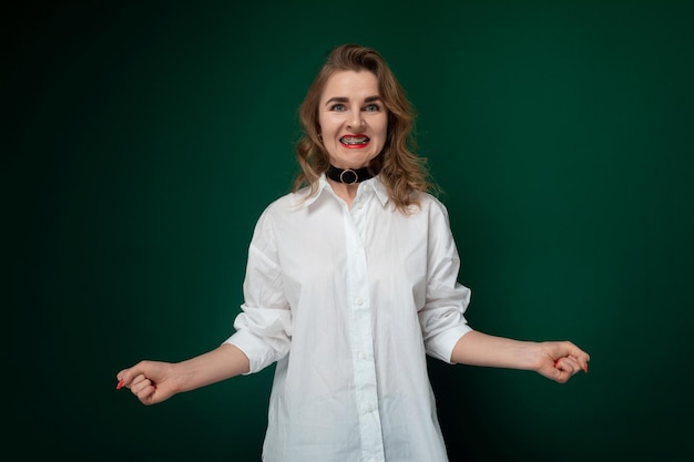 Mujer con camisa blanca posando para una foto