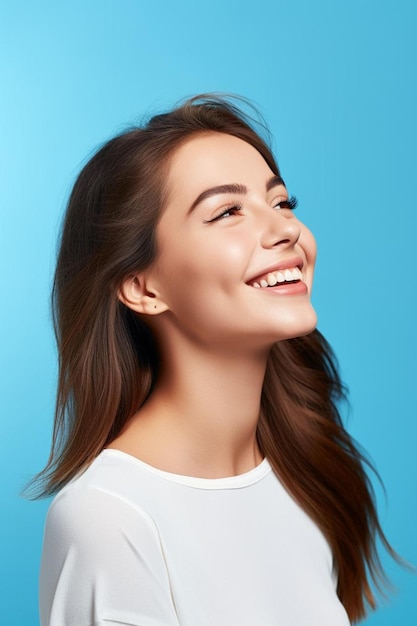 una mujer con una camisa blanca que dice que está sonriendo