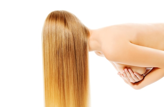 Mujer sin camisa con cabello largo sobre fondo blanco