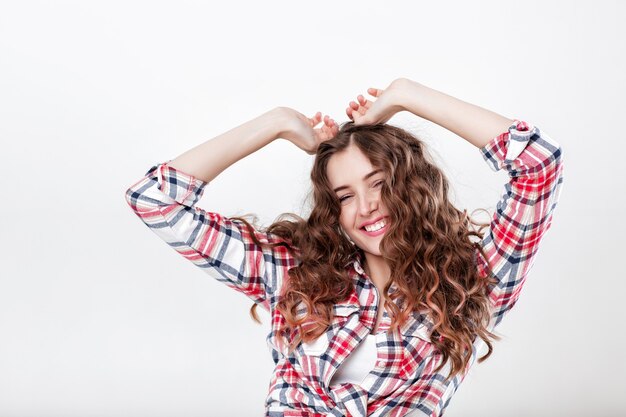 Foto mujer en camisa a cuadros