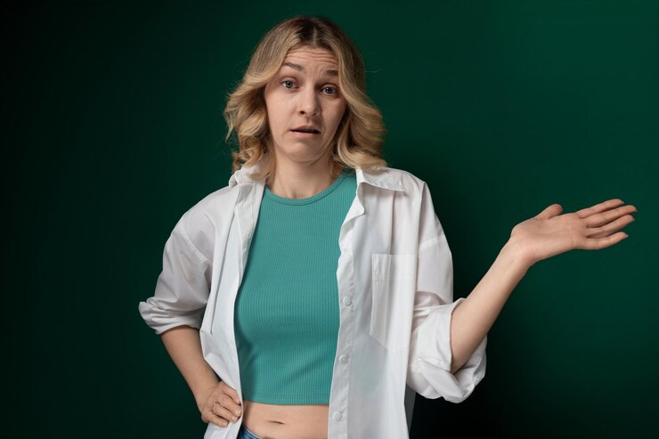 Foto mujer con camisa verde con las manos extendidas