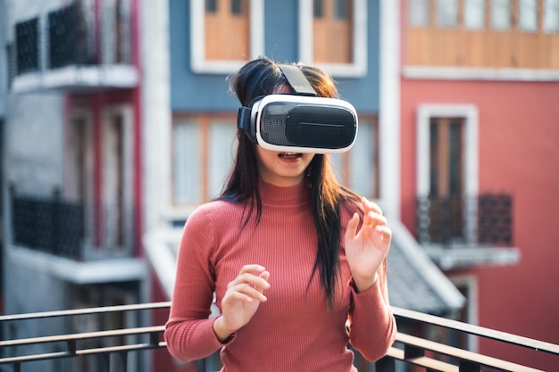 Mujer de camisas rojas con casco de realidad virtual