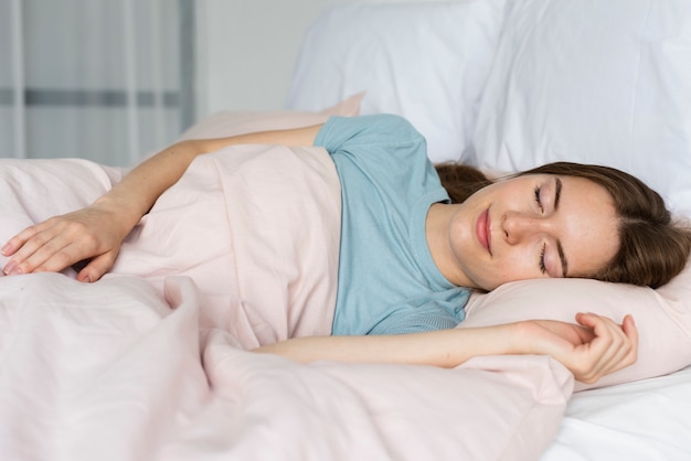 Mujer en camiseta azul durmiendo