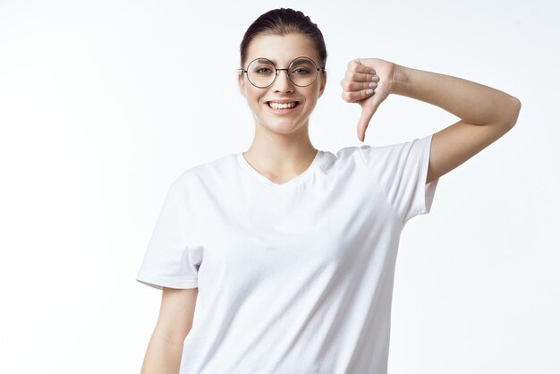 Foto mujer con camiseta blanca con gafas con tratamiento de vista pobre foto de alta calidad