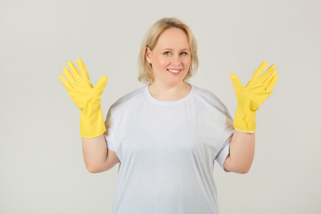 Mujer en una camiseta blanca con guantes de goma