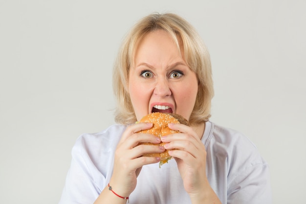 Mujer con una camiseta blanca con una hamburguesa