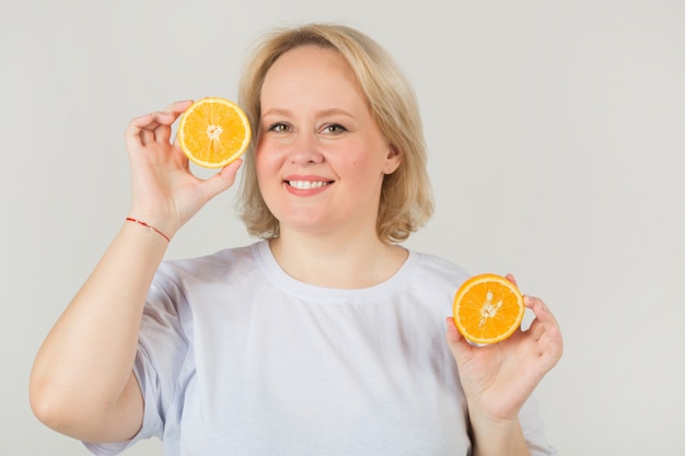 Mujer con una camiseta blanca con una naranja