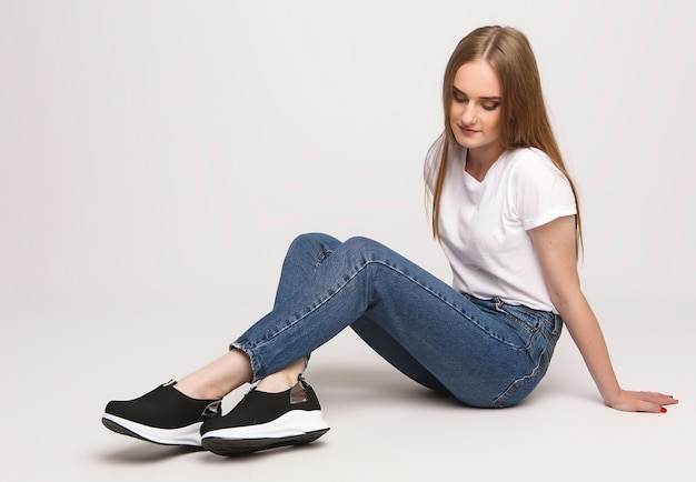 Mujer en una camiseta y jeans aislado