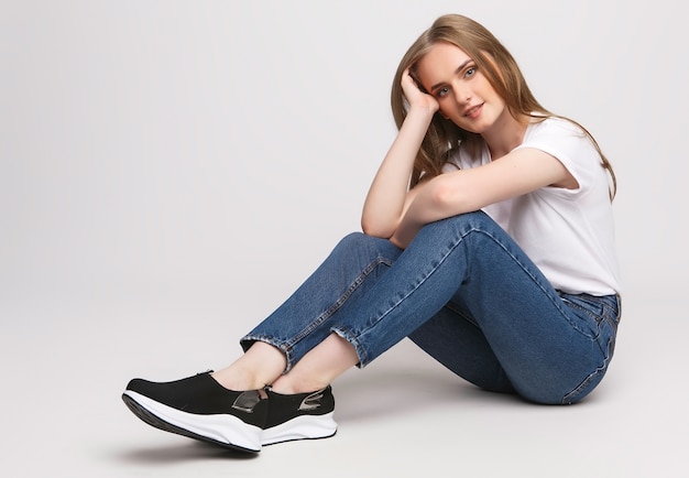 Mujer en una camiseta y jeans aislado