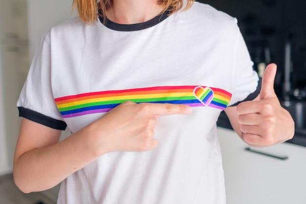 La mujer en la camiseta con el logotipo de lgbt muestra como la tolerancia del concepto de derechos de gays y lesbianas de la sociedad