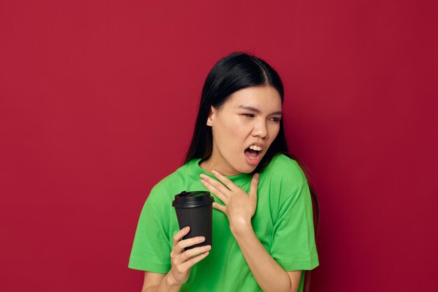 mujer, en, camiseta verde, negro, vidrio, posar