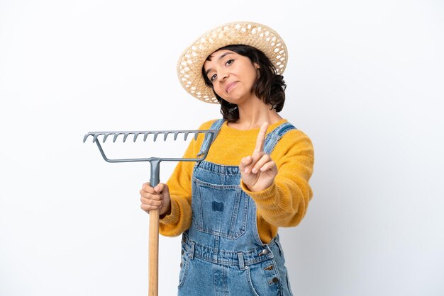 Mujer campesina aislada de fondo blanco mostrando y levantando un dedo