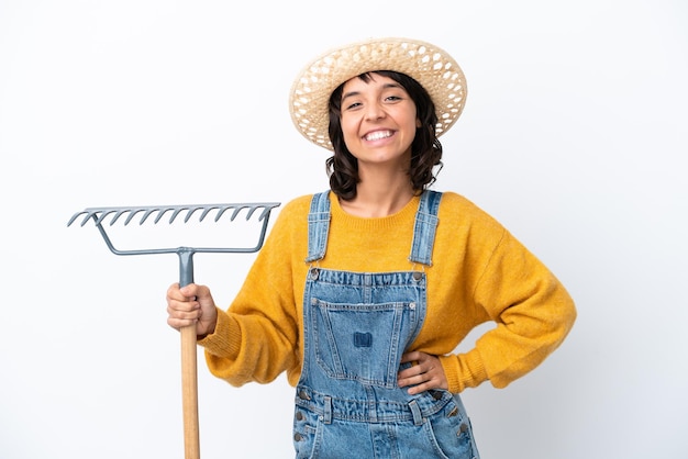 Mujer campesina aislada sobre fondo blanco posando con los brazos en la cadera y sonriendo