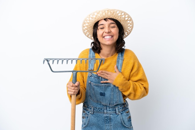 Mujer campesina aislada sobre fondo blanco sonriendo mucho