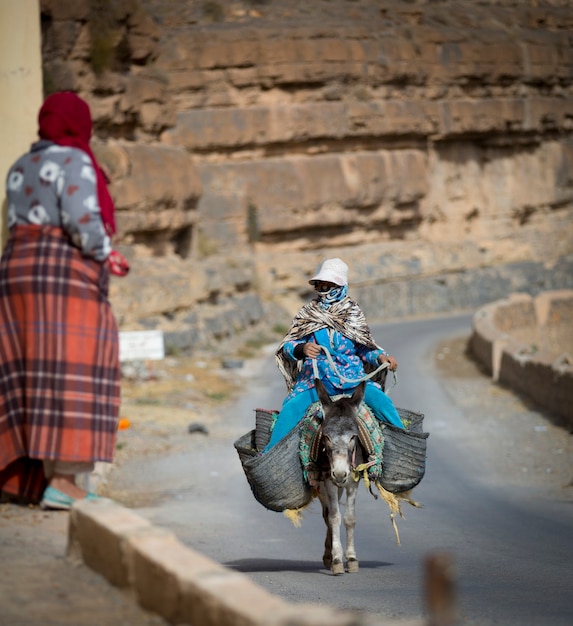 Mujer campesina en un burro en Marruecos