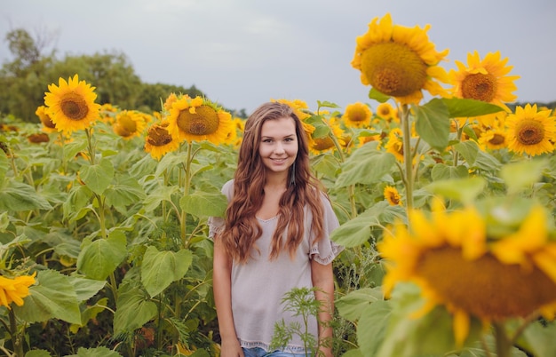 Mujer en campo de belleza con girasoles