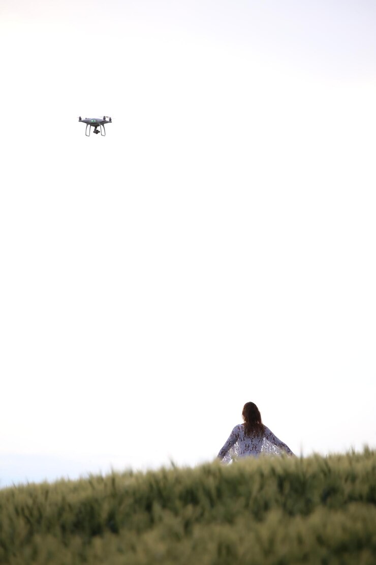 Foto mujer en el campo contra el cielo despejado