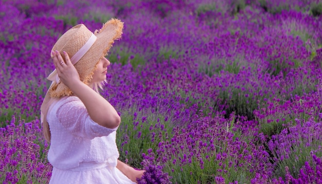 Mujer en un campo de flores de lavanda con un vestido blanco Ucrania