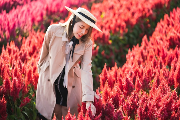 Mujer en el campo de flores rojas