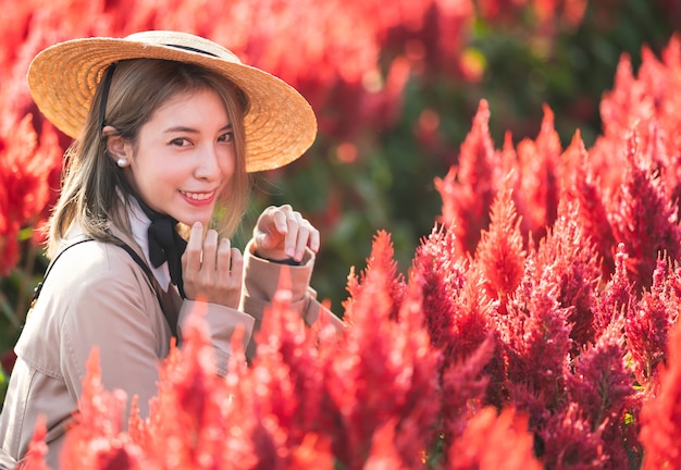 Mujer en el campo de flores rojas