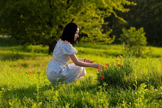 una mujer en un campo de flores