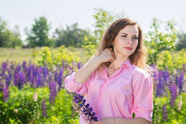 mujer en un campo de flores