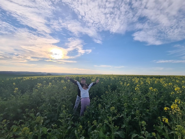 una mujer en un campo de flores