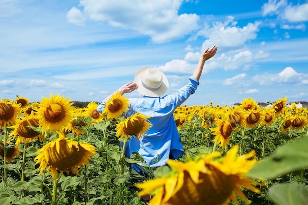 mujer, en, el, campo girasoles, verano, joven, mujer hermosa, posición, en, campo girasol