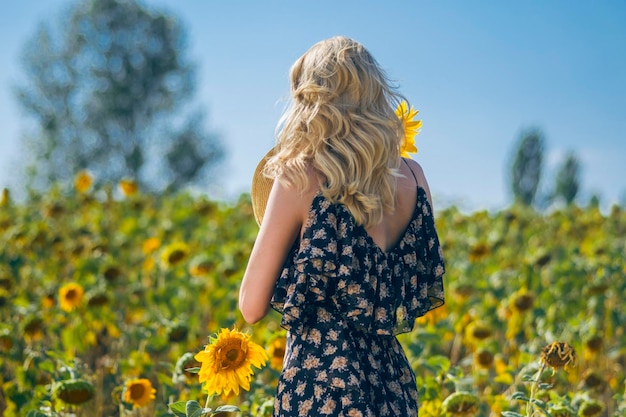 Mujer en un campo de girasoles en verano